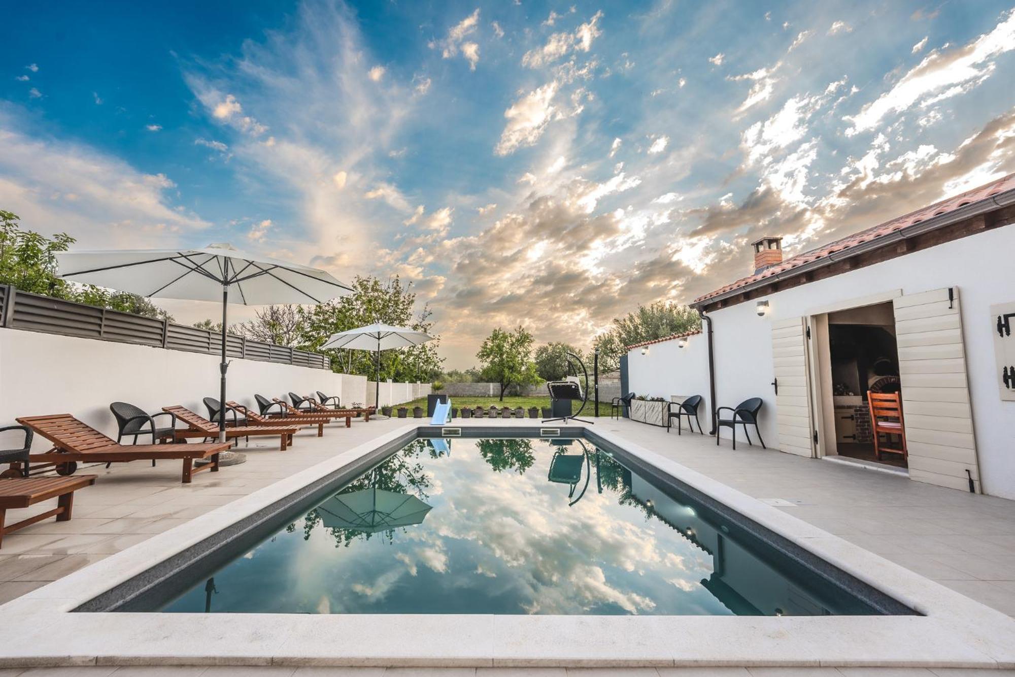 Villa Leny With Pool Sukosan Exterior photo